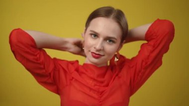 Bu çarpıcı portre cesur ve modern moda unsurları sergiliyor, canlı renkler ve anlamlı bir görünüm içeriyor.