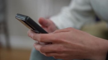 Akıllı telefonu aktif olarak kullanan bir elin yakın plan görüntüsü modern iletişimin hayatımızdaki önemini vurguluyor.