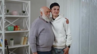 Yürek ısıtan bir sahnede, genç bir adam ve yaşlı bir adam son derece özel bir anı paylaşıyorlar.