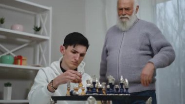 Genç bir oyuncu, deneyimli bir akıl hocasına karşı, derin düşünce ve strateji gerektiren bir satranç maçında yarışıyor.