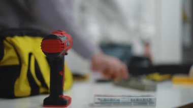 DIY projeleri için araçlar ve ekipmanlar, bir matkap gibi, organize çalışma alanlarıyla belirgin bir şekilde gösterilir