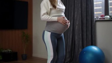 Müstakbel bir anne, büyüyen bebeğini çeşitli spor salonlarında aktif olarak sergilemekten gurur duyar.