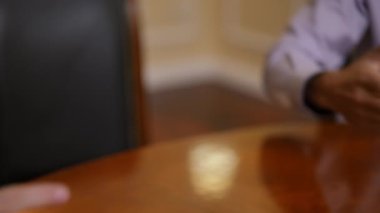 Eller yukarı, beşlik yakın plan. İki el birbirini dostça yakalar..