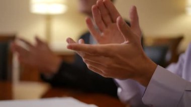 İş adamları bir iş konferansında alkışlar. Erkek ellerine yakın çekim.