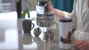 Sabah kahvemin tadını çıkarıyorum. Sıcak ve davetkar bir atmosferle çevriliyken bir Fransız makinesiyle demlendim.