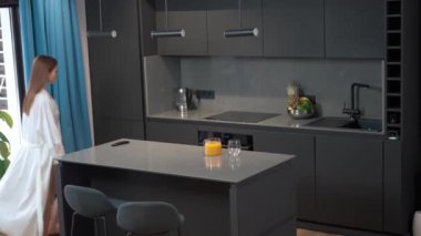 Bu modern mutfak karanlık dolaplar, bir ada, canlı aksanlar ve şık bir genel tasarım içerir.