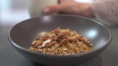 Sağlıklı bir kahvaltı için ideal, çeşitli fıstıklarla süslenmiş sağlıklı bir kase besleyici granola.