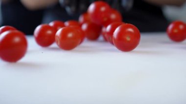 Taze toplanmış vişneli domatesler tüm mutfak kreasyonlarınız ve tarifleriniz için mükemmel bir ilave sağlar.