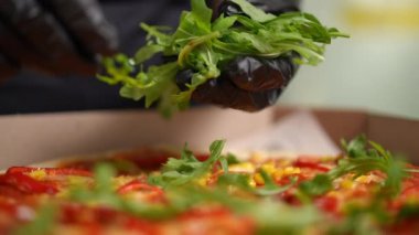 Taze toplanmış roka lezzetli bir pizzaya eklenir. Lezzetini ve sanatsal sunumunu arttırır.