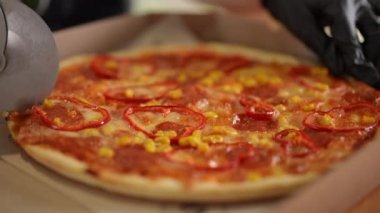 Lezzetli, kırmızı biberli ve tatlı mısırlı bir pizzanın tadını çıkarın. Her yemek ve toplama için mükemmeldir.