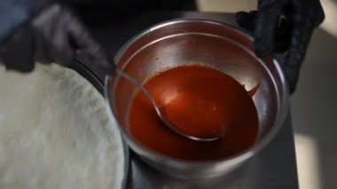 Bu lezzetli pizza sosu yemeğinizi canlı rengi ve ustalıkla pişirmeye hazır.