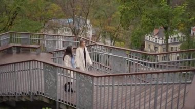 Yeşillik ve büyüleyici tarihi mimari ile çevrili güzel bir şehir geçidi.