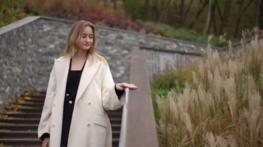 Zarif bir kadın zarif bir şekilde güzel doğal bir ortamda poz veriyor, güzelliğini ve huzurlu varlığını sergiliyor.