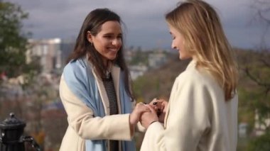 İki arkadaş arasında geçen güzel ve samimi bir an. Birbirlerine bağlanıyorlar ve manzaralı bir ortamda neşeyi paylaşıyorlar.