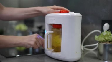 Bu yenilikçi mutfak aleti, modern evlerde yemek pişirmek ya da demlemek için tasarlanmış hızlı tarifler için mükemmeldir.
