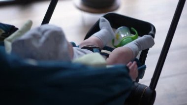Huzurlu bir bebek bebek bebek arabasında huzur içinde yatar, saf masumiyet ve konfor göstererek günlük hayatımızda ve anılarımızda