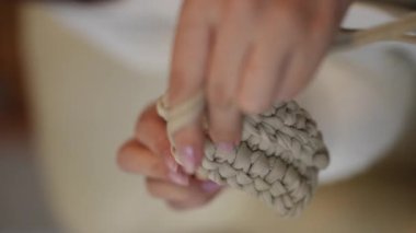 İpi kullanarak düğüm atma tekniklerini ustalıkla ve ustalıkla gösteren bir el yakın plan çekimi.