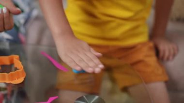 Çocuklar eğlenceli ve ilginç şekiller yaratmak için renkli modelleme kil kullanarak yaratıcı oyunlar oynarlar.