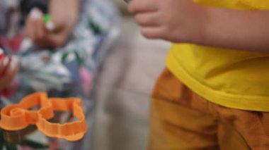 Çocuklar hevesli ellerini ve yaratıcı araçlarını kullanarak rengarenk hamurları eğlenceli şekillere dönüştürmeyi gerçekten seviyorlar.