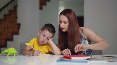 Bakıcı bir çocuğa eğitim faaliyetlerinde rehberlik eder, yaratıcılığı ve eğlenceli öğrenme deneyimlerini teşvik eder.