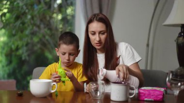 Eğlenceli ve yaratıcı bir seans. Bir anne ve oğlu birlikte eğlenceli atıştırmalıklar yiyorlar.