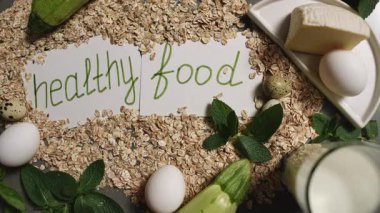 Beslenme ve sağlık kavramlarını vurgulayan bir dizi sağlıklı besin maddesini gösteren canlı ve renkli bir görüntü.