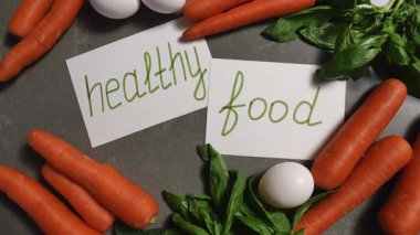 Sağlığı ve sağlığı desteklemek için taze sebzelerle besleyici yiyeceğin önemini vurgulamak