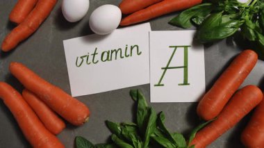 Besleyici havuçlarda ve yumurtalarda A vitamininin bu canlı görüntü yoluyla sağlığa faydalarını keşfedin.