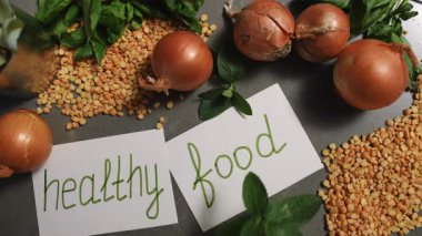 Canlı bir taze ürün ve besleyici fasulye gösterisi, görsel olarak çekici ve inkar edilemez şekilde iştah açıcı.