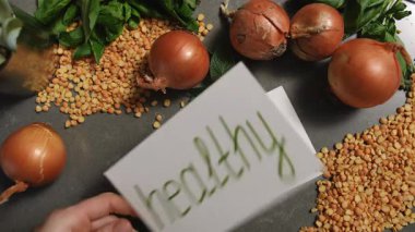 Sağlıklı bir yaşam tarzına ve besleyici yemeklere katkı sağlayan çeşitli taze içerikleri araştırıyoruz.