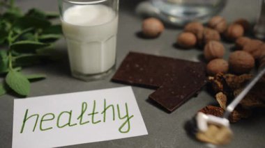 Fındık, çikolata ve şifalı bitkilerden oluşan dengeli bir yaşam tarzı için sağlıklı atıştırmalıkları ve malzemeleri araştırın..