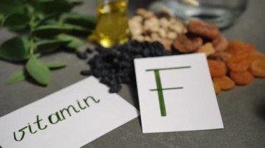 Fındık, yağ ve beslenme düzeninize F vitamini ile sağlığınızı geliştirmek için takviyeler ekleyin.