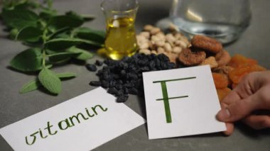 Vitaminlerin hayati önemini keşfedin. Yağ, tohum ve kurutulmuş meyve gibi maddeleri besleyen doğaları kullanın.