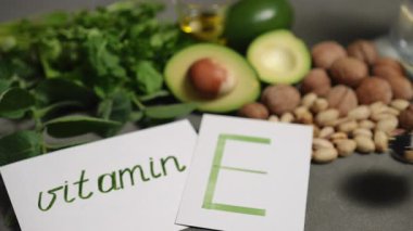 E vitamini açısından zengin olan ve sağlık ve genel sağlık açısından önemli olan çeşitli lezzetli gıdaları araştırın.