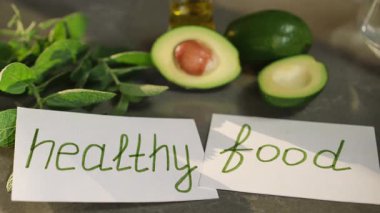 Avokado ve fındık gibi sağlıklı bir yaşam tarzını sürdürmek için çeşitli besin maddelerini keşfedin.