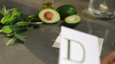 Avokadoların besin faydalarını ve genel sağlık ve beslenme için D vitamininin önemini göstermektedir.