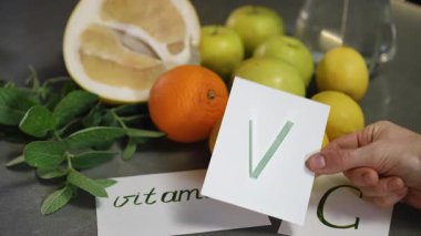 Canlı meyveler ve C vitamini etiketleri sağlıklı beslenme ve yaşam tarzı seçimlerinin önemini vurgular