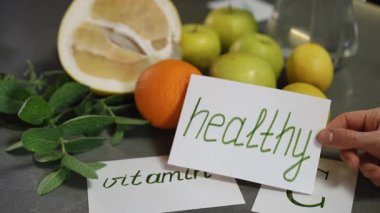 C vitamini açısından zengin çeşitli meyvelerin canlı ve renkli bir görüntüsü, genel sağlık ve refahı büyük ölçüde arttırıyor.