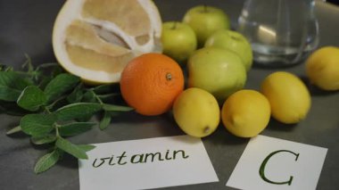 C vitamininin sağlık için temel önemini vurgulayan canlı ve renkli bir meyve seçimi