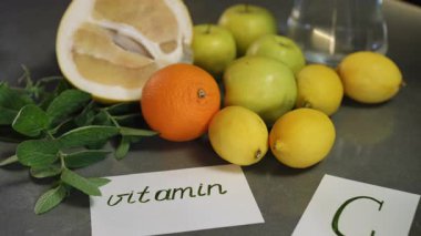 Taze meyvelerden oluşan canlı ve renkli bir dizi, genel sağlık için sayısız C vitamini faydalarını vurguluyor.
