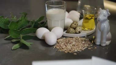 B2 vitamini açısından zengin lezzetli ve besleyici gıdaların renkli bir gösterisi. Sağlıklı ve dengeli bir yaşam tarzını teşvik ediyor.