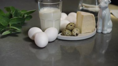 B1 vitamininin faydalarını tartışırken yumurta ve süt gibi besleyici gıdaların önemini vurgulamak
