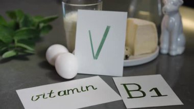 Bu, besleyici yiyecekler için gerekli vitaminleri ve sağlıklı malzemeleri gösteren görsel bir koleksiyon.