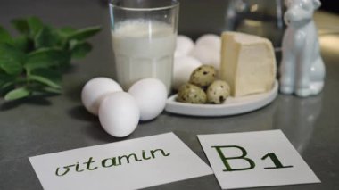 Yumurta, süt ve tofu içeren sağlıklı bir düzende bulunan temel ve hayati vitaminleri keşfedin ve keşfedin.