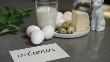 Bu canlı düzende yumurta, süt ve tofu gibi besleyici gıdalarda bulunan vitaminlerin sayısız faydalarını keşfedin.