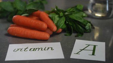 Bu metin, havuçları mükemmel bir besin kaynağı olarak göstererek A ve V vitaminlerinin önemini vurgular.