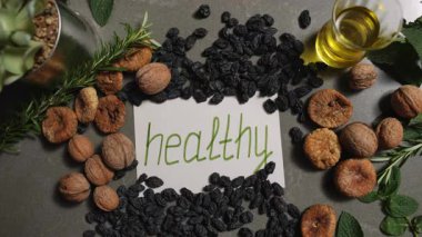 Fındık, kurutulmuş meyve ve zeytinyağı içeren sanatsal ve görsel olarak çekici bir düzenleme.