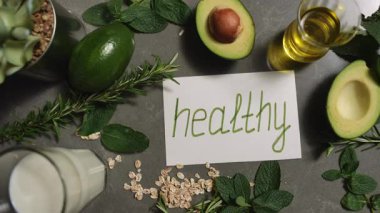 Sağlıklı yemek seçimlerini ve yaşam tarzını güzel bir şekilde gösteren canlı ve taze malzemelerin geniş bir yelpazesini keşfedin.