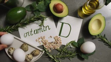 Avokado, yumurta ve çeşitli otları şık bir mutfağa yerleştirmek zengin D vitamini kaynakları keşfetmenize yardımcı olacaktır.