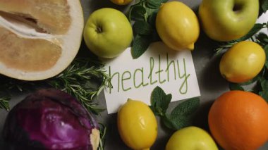 Canlı ve renkli bir görüntü sağlıklı yeme alışkanlıklarını teşvik eden bir dizi taze meyve ve sebze sergiliyor.